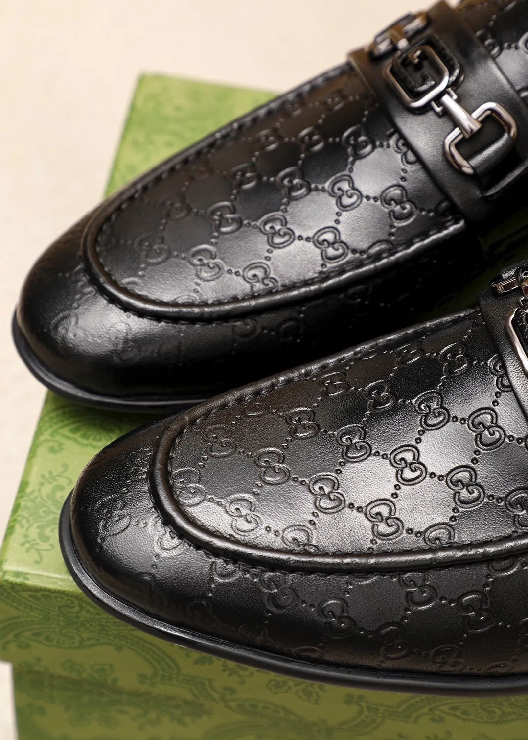 Men's shoes 💰460 💐 Product trademark: GUCCI "Gucci" casual leather shoes Regular size: 39-45 (38.45🉑️customized) Product materials: Selected imported first-layer calfskin embossed upper + luxury hardware buckle, imported cowhide leather lining. Strong three-dimensional visual effect, rubber outsole Color: 1⃣️color optional